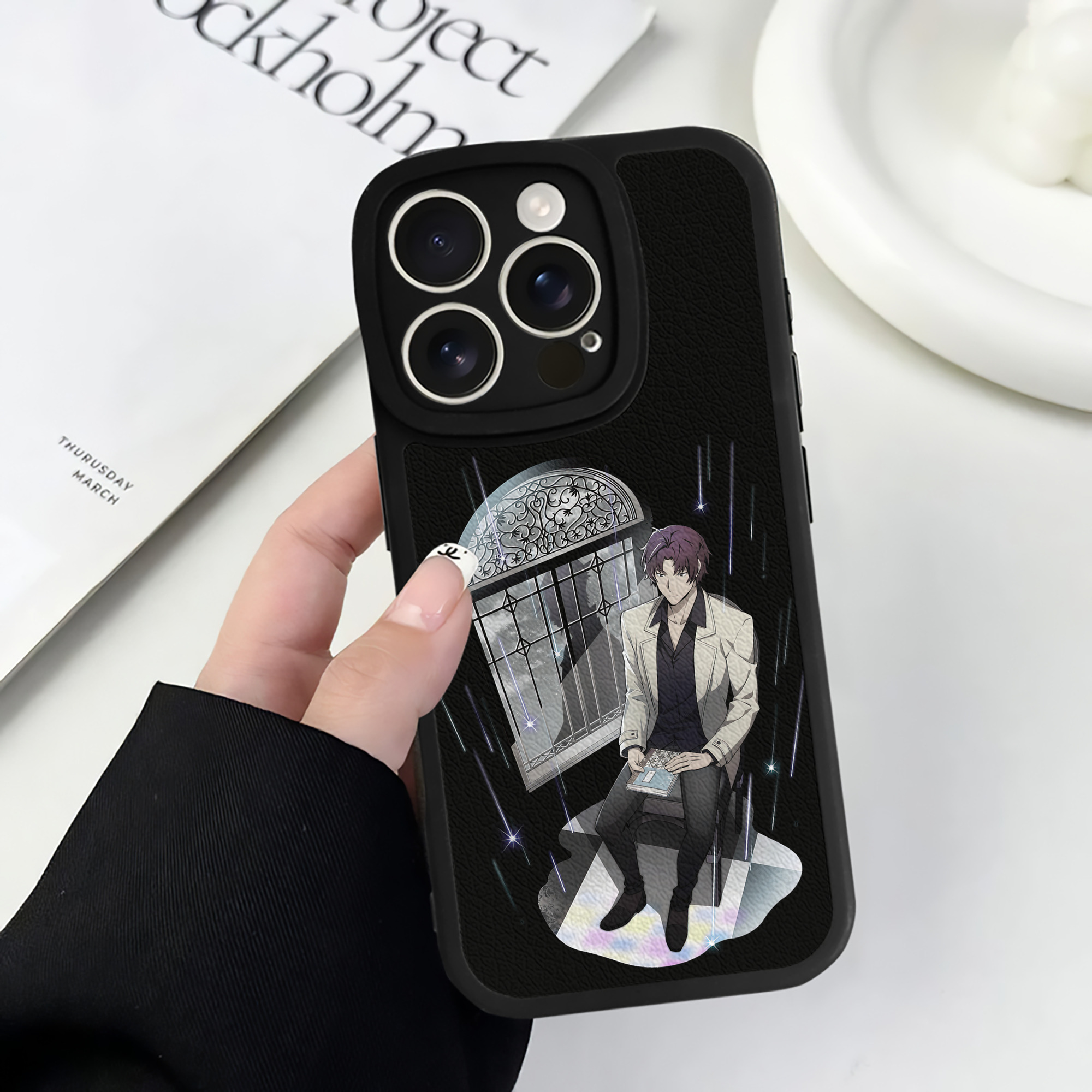 （画像用） 文豪ストレイドッグス Bungo Stray Dogs 【iPhone 16シリーズ対応】シリコンスマホケース（レザー調） 材質：シリコン